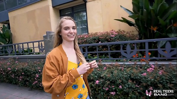 俄國女孩*嬌小的俄羅斯女孩變得緊繃的陰部